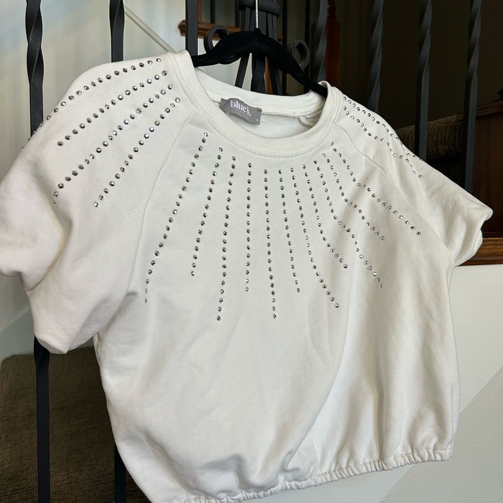 White studded crop top, puff sleeve‎